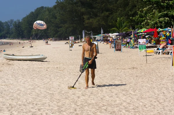 PHUKET, THAILAND - MARCH 25: Treasure hunter with Metal detector on the beach ストックフォト