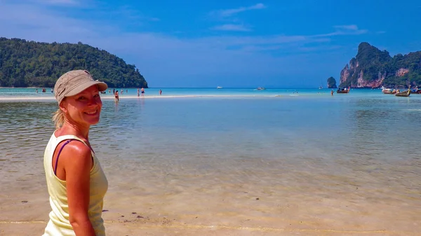 Donna felice godendo la vista sulla spiaggia in una laguna . — Foto Stock