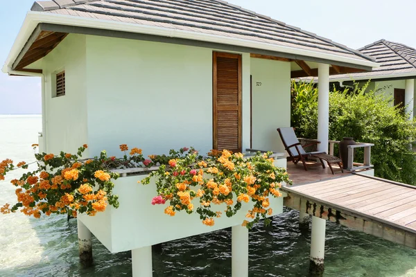 Water bungalows on a tropical island - travel background — Stock Photo, Image