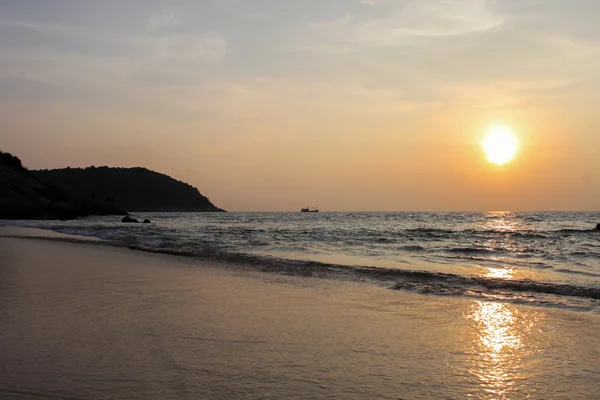 Rochers silhouette au coucher du soleil sur le bord de la mer ou la plage — Photo