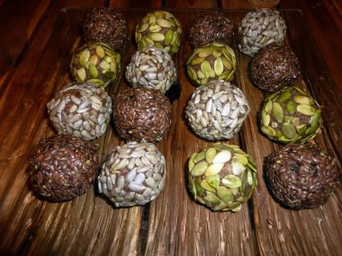 Kurutulmuş meyve ve fındık şekeri. Sağlıklı yemek. ahşap bir masada ham gıda.