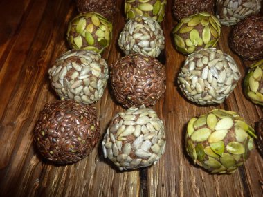 Kurutulmuş meyve ve fındık şekeri. Sağlıklı yemek. ahşap bir masada ham gıda.