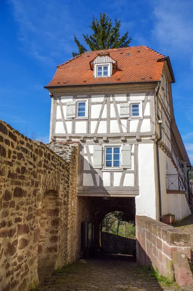 Residencial estilo tudor casa com céu azul no fundo — Fotografia de Stock