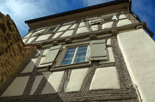 Część domu w stylu Tudorów mieszkalnych z błękitnym niebem w tle — Zdjęcie stockowe