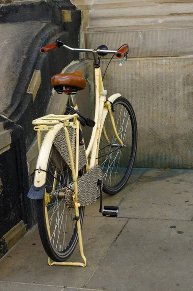 古い黄色の自転車。ショックアブソーバーとホイール革シート — ストック写真