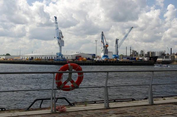 Życia boja na nabrzeżu z shif cran w tle, Hamburg - Niemcy — Zdjęcie stockowe