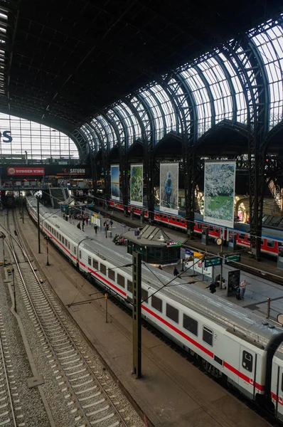 Hamburg, Almanya - 18 Temmuz 2015: Hauptbahnhof ana tren istasyonu şehrin, en işlek ülke ve ikinci Avrupa'da olduğunu.