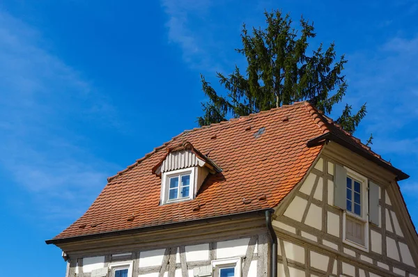 Telhado de uma casa de estilo tudor residencial com céu azul no fundo — Fotografia de Stock