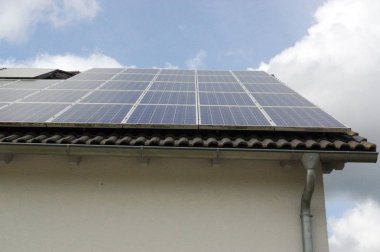çatı güneş panelleri ile