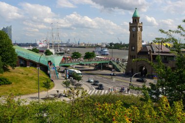 Hamburg, Almanya - 18 Temmuz 2016: Güzel manzarasına ticari liman ve Elbe Nehri, mavi gökyüzü, bulutlar yaz, St. Pauli bölge ile ünlü Landungsbruecken