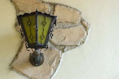 Vintage tarzı sokak ışık üstünde belgili tanımlık tepe tacı olan. Güzel tarihi retro metal sokak lambası