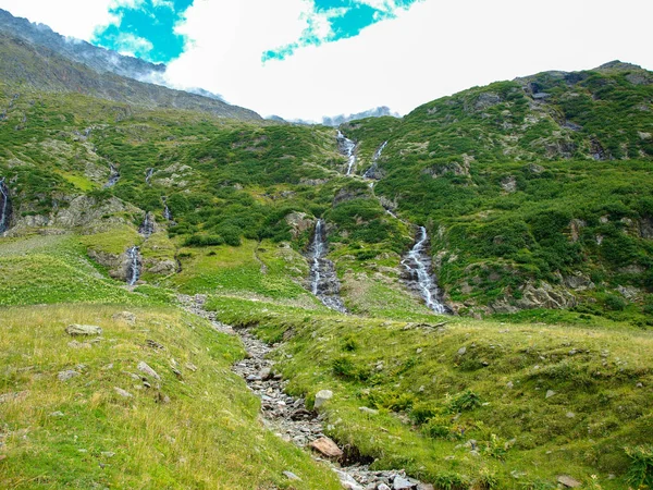 Fiumi di montagna e torrente che scorre da un ghiacciaio, Svizzera alp — Foto Stock