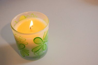 Glas altın romantik tealight, bir masada mum.