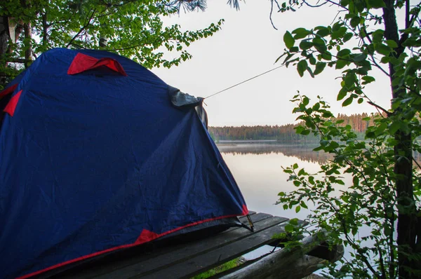 Tent met Waterview staande voor een meer op Sunrise — Stockfoto