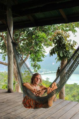 rahat mutlu bir adam bir hamak beach tatil üzerinde rahatlatıcı
