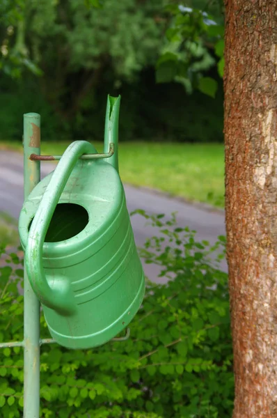 Vattenkanna som hänger på kran, trädgårdsskötsel, sommar. — Stockfoto