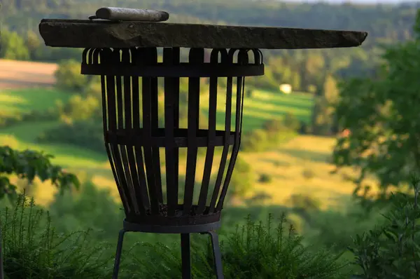 Tom bärbara grillen framför en färsk grön sommarlandskap, kostsamt-upp — Stockfoto