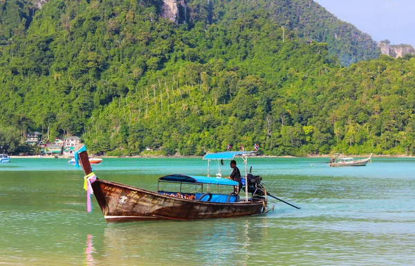 Krabi, Phiphi, Tayland - 29 Kasım 2013: Longtrail bay bir teknede Loh samah Adası'nda.