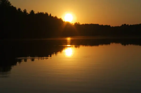 Rot und orange Sonnenuntergang über See mit Wasserreflexion — Stockfoto