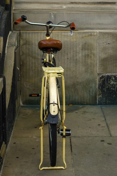古い黄色の自転車。ショックアブソーバーとホイール革シート — ストック写真