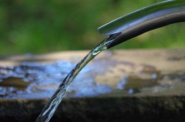 Metal bir musluk çalışan su yakın çekim