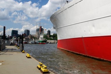 Hamburg, Almanya - 18 Temmuz 2015: Ms Cap San Diego müzede - St Pauli olarak yer alan bir genel kargo gemisi değil
