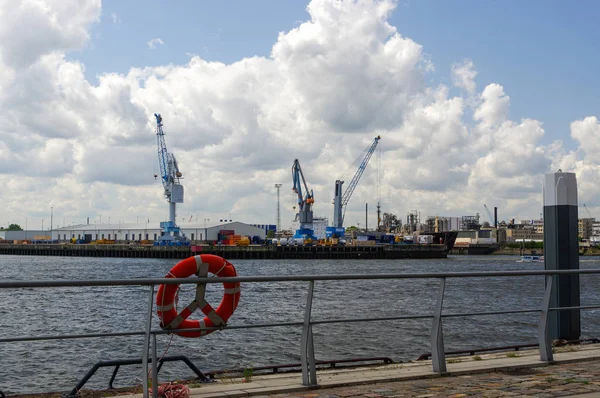 hayat şamandıra shif cran arka planda, Hamburg - Almanya ile iskele üzerinde