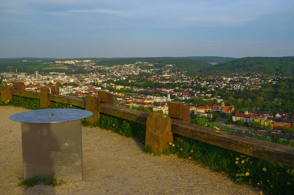 PFORZHEIM, ALEMANIA - 29 de abril. 2015: vista de la ciudad desde el Memorial de Bombing City en la colina de escombros Wallberg . — Foto de Stock