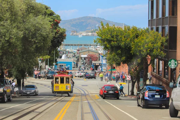 San Francisco, California - Mai 23, 2015: Görünüm Hyde sokağın kuzey yönünde. Bu Guzel manzaralar sokaklara sağlar
