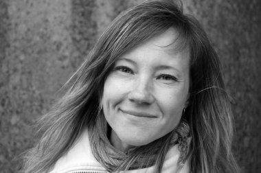 Siyah ve beyaz yakın kadar kameraya bakıyor güzel sarışın genç kadın güzel kız portresi