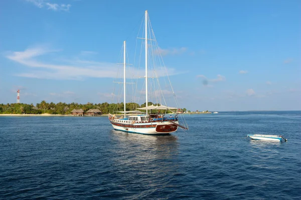 Nautical landscape with retro sailboat. Sea voyage on sailing yacht - luxury lifestyle in summer. Seashore near islands. — Stock Photo, Image