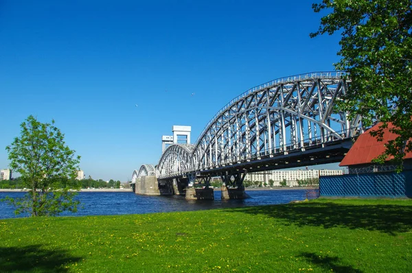 Finlândia Railway Bridge no dia ensolarado, São Petersburgo, Rússia . — Fotografia de Stock