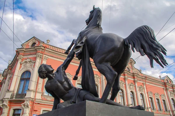 Sankt-Petersburg Rusya Anichkov köprüde görünümü at terbiyecisi anıtın Peter Klodt tarafından. Popüler turistik Simgesel Yapı.
