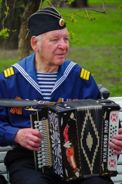 St.Petersburg, Rusya - 9 Nisan 2014: hoş kıdemli çalış akordeon İkinci Dünya Savaşı, 2013 zaferle 69-inci yıldönümünde