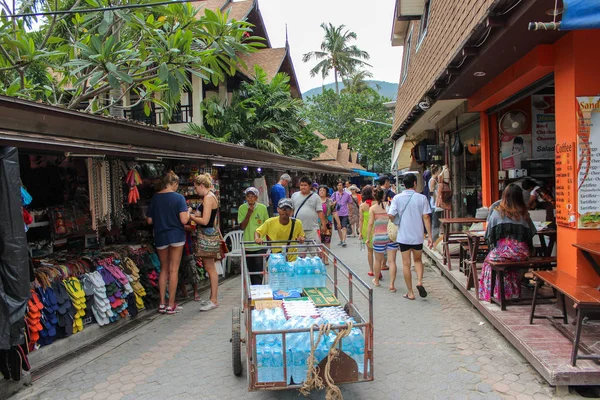 Phuket, Tayland 29 Kasım 2013: Turist street yürüyüş eski kasaba Pazar dükkanında. Andaman Denizi, Krabi, Koh Phiphi Don