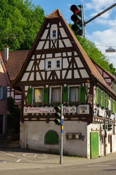 Residencial estilo tudor casa com céu azul no fundo — Fotografia de Stock