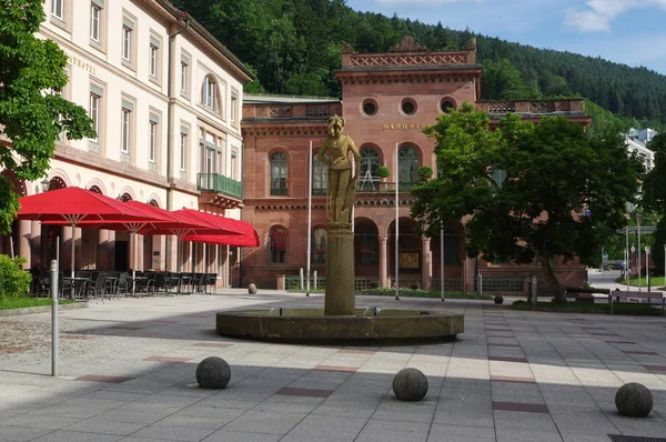 Bad Wildbad, Almanya - 28 Haziran 2015: kare Kurplatz, Palais termal eski Badhotel, Baden-Württemberg, Schwarzwald, Kara Orman