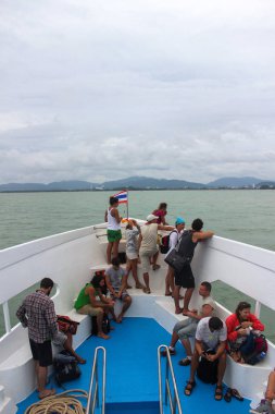 Pasifik Okyanusu, Tayland - 29 Kasım 2013: turist gözle tonda, yumuşak ışık güvertede açık denizde yüzen yolcu feribotu
