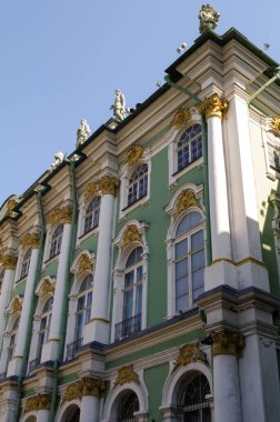 Saint-Petersburg, Rusya 'da Hermitage Kış Sarayı. Bulutlar arka plan ile mavi gökyüzü.