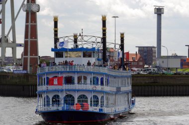 Hamburg, Almanya-18 Temmuz 2015: Paddle vapur Louisiana Star Feribot. Bir Amerikan sternwheeler dayalı ve liman turları için kullanılan bir yolcu gemisi.