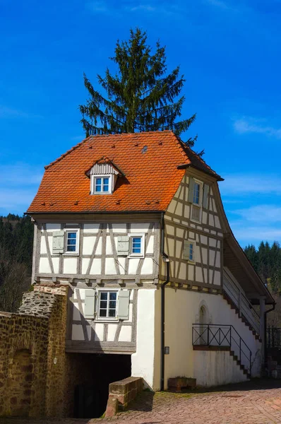 Casa de estilo tudor residencial con cielo azul en el fondo —  Fotos de Stock