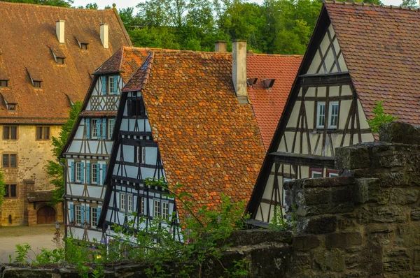 Maulbronn, Niemcy - Mai 17, 2015: domy stylu Tudorów wiersz w klasztorze jest częścią światowego dziedzictwa UNESCO. — Zdjęcie stockowe