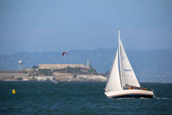 SAN FRANCISCO, USA - MAI 23, 2015: yacht sail in front of Alcatraz prison island — Stock Photo, Image