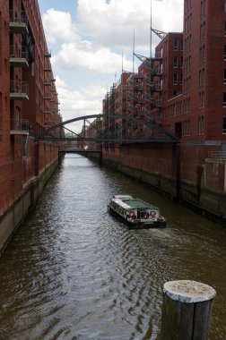 Hamburg, Almanya - 18 Temmuz 2015: feribot tarihi Speicherstadt kanal evleri ve köprüler depolar, Meşhur Mekanlar Elbe Nehri üzerinde skyview amaising ile akşam.