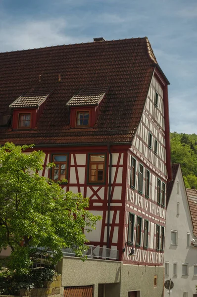 Moensheim、プフォルツハイム、ドイツ - 2015 年 6 月 10 日: チューダー スタイルの家。Monsheim は南 Brd のバーデンビュルテンベルクの Enz 地区の町. — ストック写真