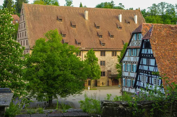 MAULBRONN, ALEMANHA - MAI 17, 2015: remar casas de estilo Tudor no mosteiro faz parte do Patrimônio Mundial da UNESCO . — Fotografia de Stock