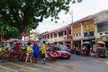 Georgetown, Penang, Malezya - 18 Nisan 2016: Yerel halkın ve araçların caddenin sürüş yürüyüş