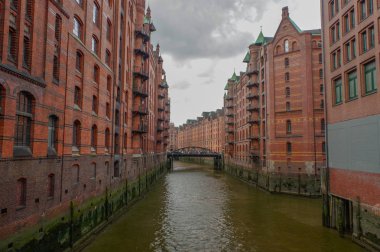 Hamburg, Almanya - 18 Temmuz 2015: tarihi Speicherstadt kanal evleri ve köprüler depolar, Meşhur Mekanlar Elbe Nehri üzerinde skyview amaising ile akşam.