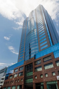 Modern mavi cam yansıması ile bina. İş Merkezi Kuala Lumpur