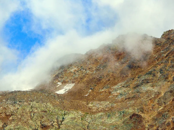 Hermosas nubes y niebla entre montañas cumbres paisaje —  Fotos de Stock